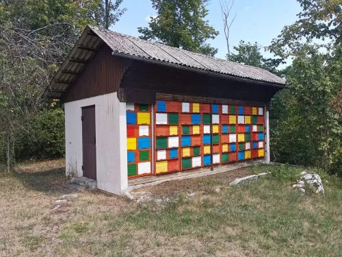 Lesen čebelnjak v Lazah pri Logatcu
